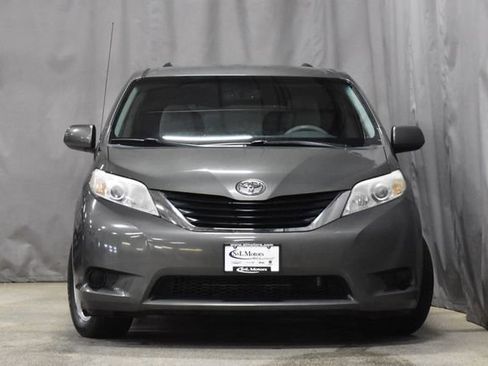 Used 2012 Toyota Sienna LE image 9