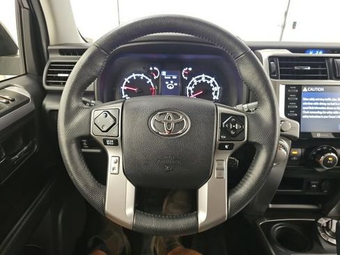Used 2020 Toyota 4Runner SR5 AWD/4WD image 17