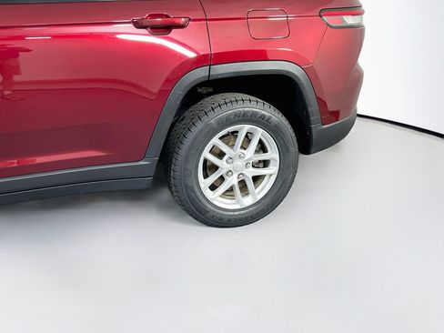 Used 2023 Jeep Grand Cherokee Laredo AWD/4WD image 28