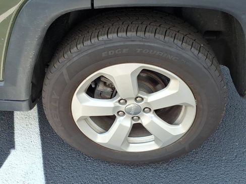 Used 2019 Jeep Compass Latitude w/ Cold Weather Group AWD/4WD image 9