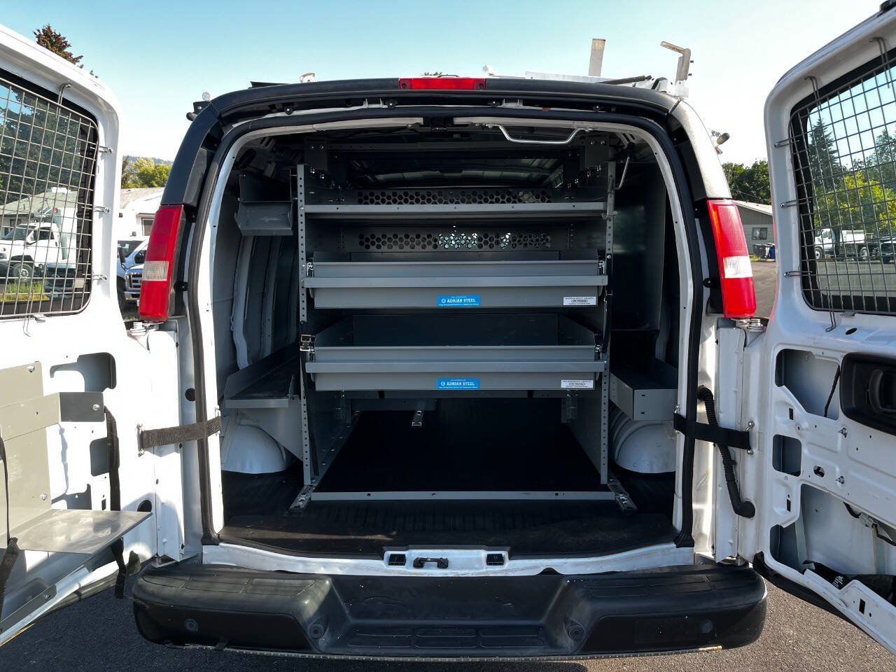 Used 2017 Chevrolet Express 2500 RWD image 15
