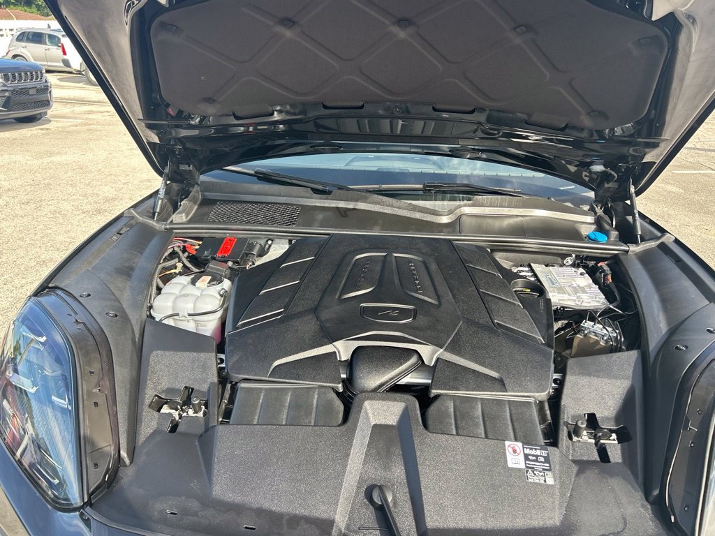 Used 2025 Porsche Cayenne AWD/4WD image 18