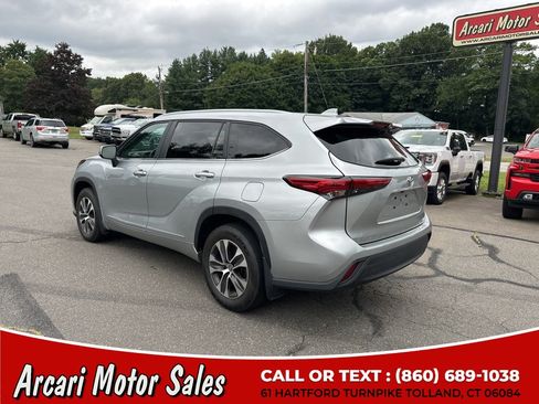 Used 2023 Toyota Highlander XLE AWD/4WD image 3