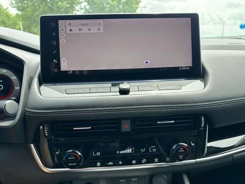 Used 2025 Nissan Rogue SL FWD image 31