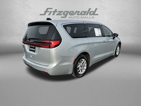 Used 2024 Chrysler Pacifica Touring-L image 7