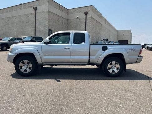 Used 2013 Toyota Tacoma 4x4 Access Cab V6 w/ TRD Sport Pkg image 2