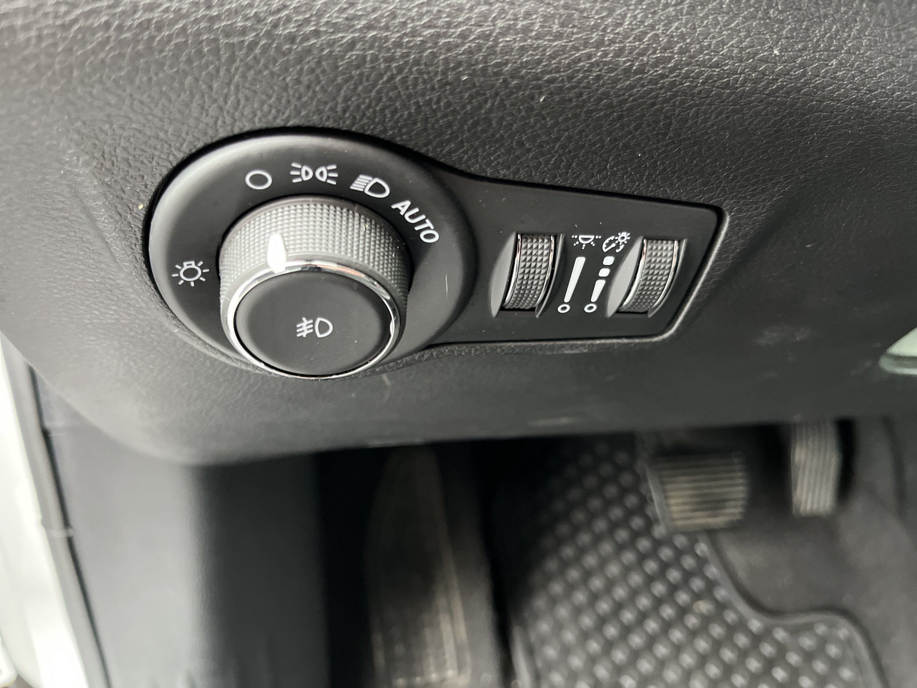 Used 2025 Jeep Compass Trailhawk AWD/4WD image 12