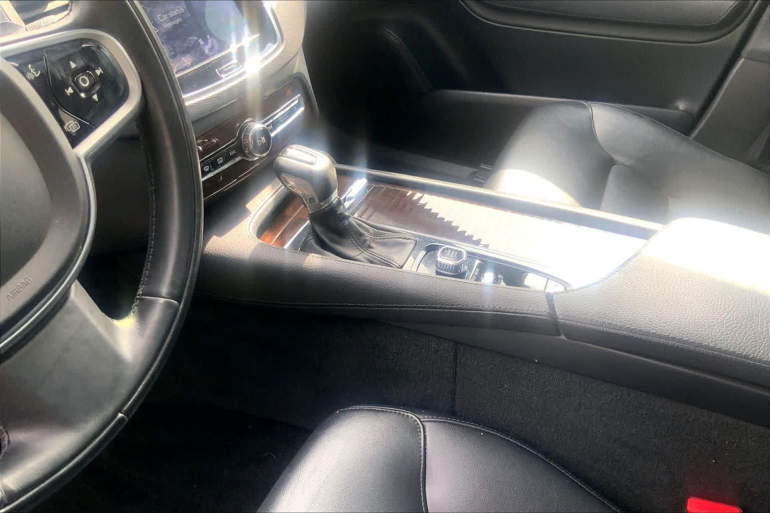Used 2018 Volvo XC90 T5 Momentum w/ Convenience Package FWD image 16