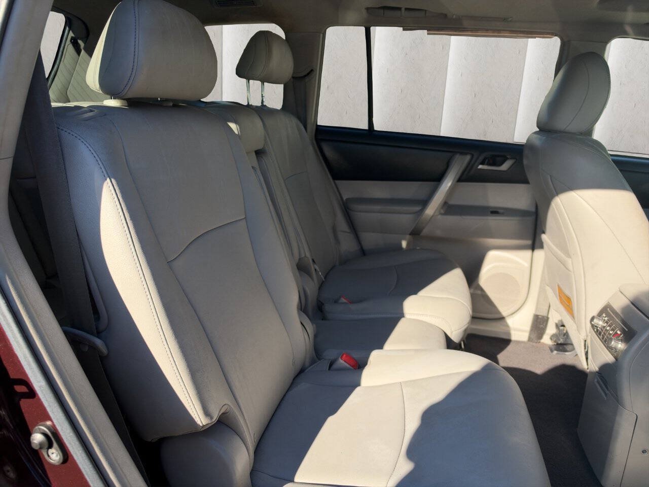 Used 2012 Toyota Highlander SE w/ Tow Pkg AWD/4WD image 17