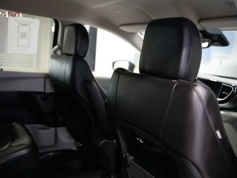 Used 2022 Chrysler Pacifica Touring-L image 20