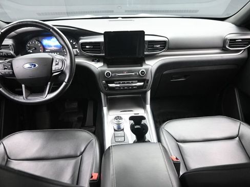 Used 2020 Ford Explorer XLT w/ Equipment Group 202A AWD/4WD image 16