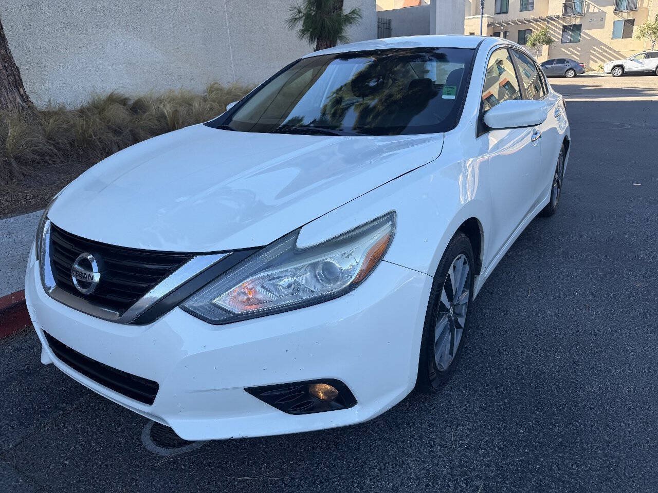 Used 2017 Nissan Altima FWD image 1
