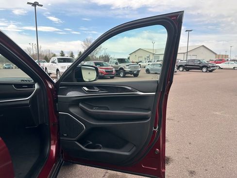 Used 2022 Jeep Grand Cherokee Trailhawk w/ Luxury Tech Group III image 29