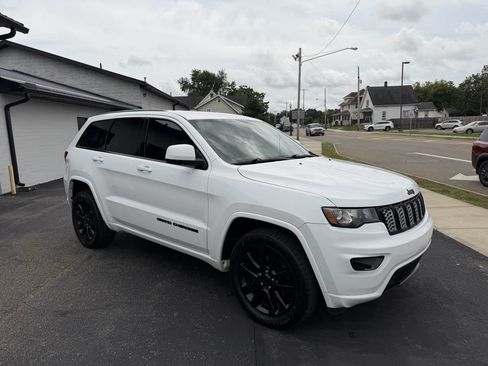 Used 2017 Jeep Grand Cherokee Altitude AWD/4WD image 6