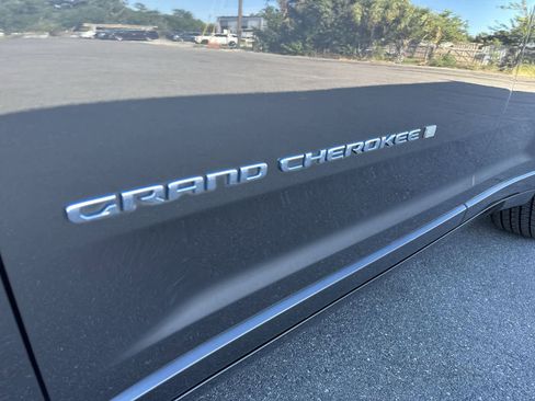 Used 2022 Jeep Grand Cherokee Overland AWD/4WD image 16