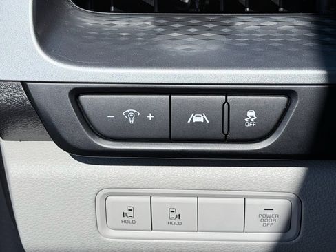 Used 2024 Kia Carnival LX image 11