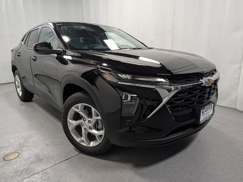 New 2026 Chevrolet Trax LS w/ LS Convenience Package FWD image 2