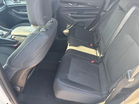 Used 2024 Jeep Grand Cherokee Laredo image 18