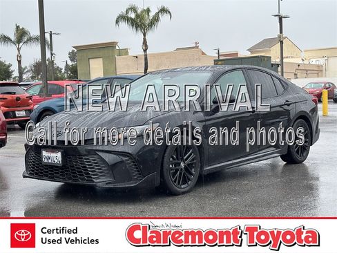Used 2025 Toyota Camry SE image 1