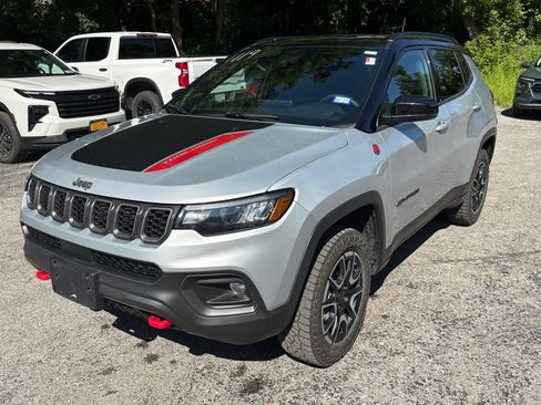 Used 2025 Jeep Compass Trailhawk AWD/4WD image 3