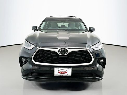Used 2024 Toyota Highlander LE FWD image 2