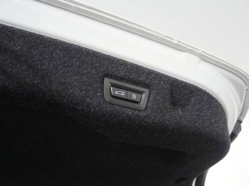 Used 2025 BMW i5 xDrive40 w/ Executive Package image 18