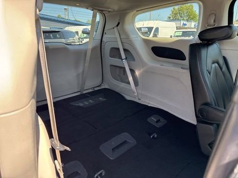 Used 2023 Chrysler Pacifica Touring-L FWD image 13