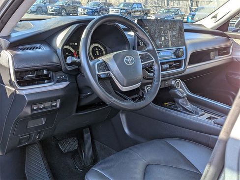 Used 2025 Toyota Grand Highlander AWD image 10