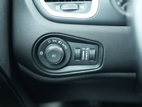 Used 2021 Jeep Renegade Latitude w/ Luxury Group I image 32