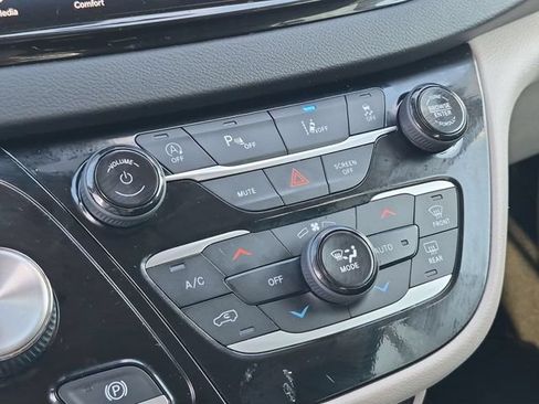 Used 2024 Chrysler Pacifica Touring-L FWD image 25