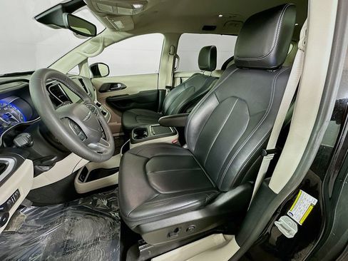 Certified 2024 Chrysler Pacifica Touring-L image 31