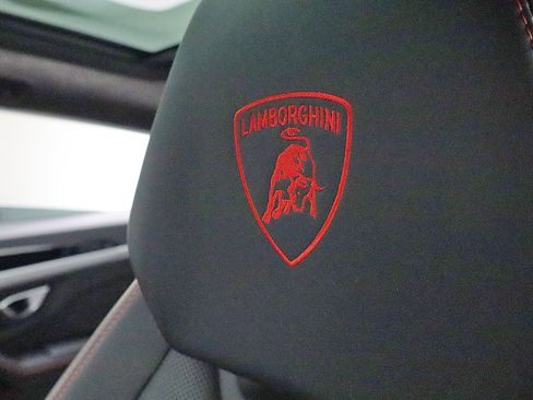 Used 2020 Lamborghini Urus image 32