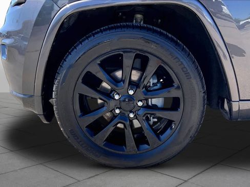 Used 2019 Jeep Grand Cherokee Altitude RWD image 11