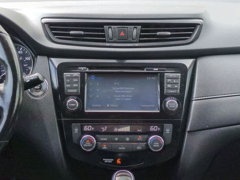Used 2017 Nissan Rogue SV w/ SV Premium Package FWD image 17