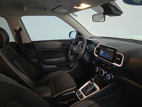 Used 2024 Hyundai Venue Limited image 23