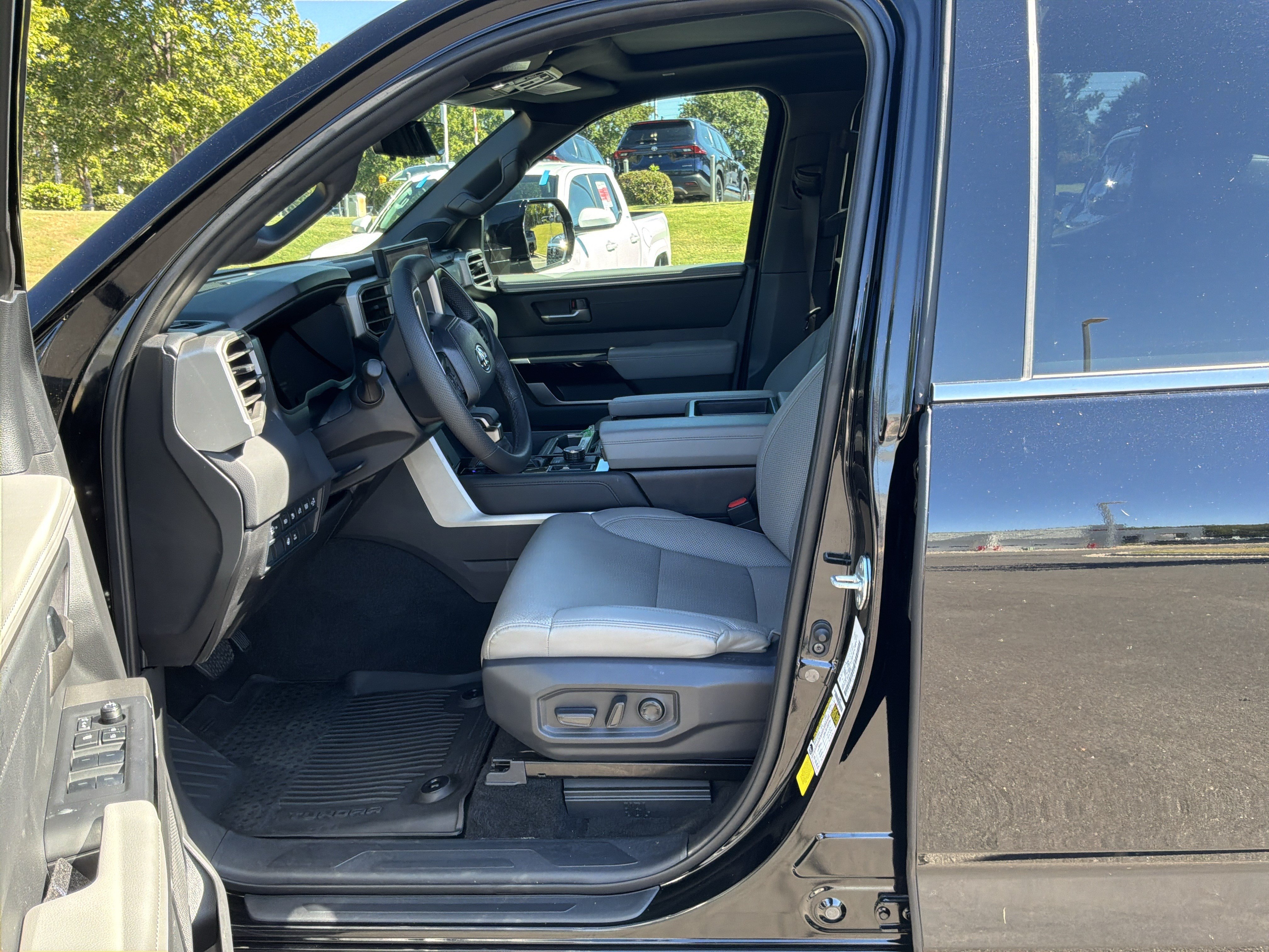 Used 2025 Toyota Tundra Limited AWD/4WD image 16