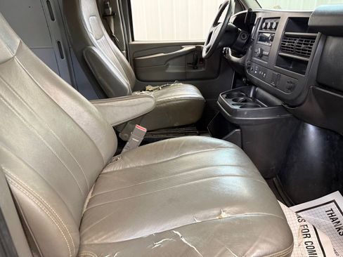 Used 2015 Chevrolet Express 2500 RWD image 25