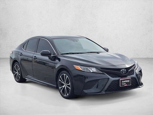 Used 2019 Toyota Camry SE image 3