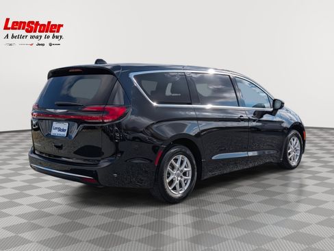 Used 2024 Chrysler Pacifica Touring-L image 5