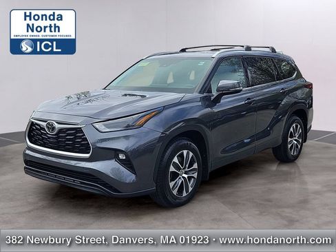 Used 2022 Toyota Highlander XLE AWD/4WD image 1