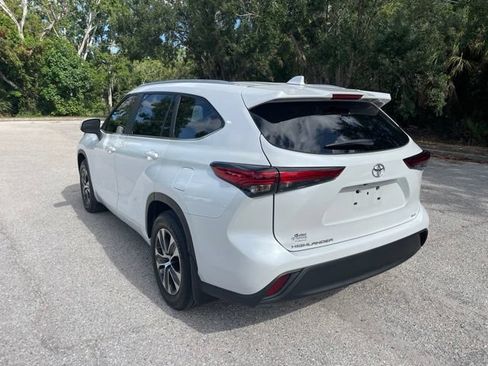 Used 2023 Toyota Highlander XLE FWD image 4