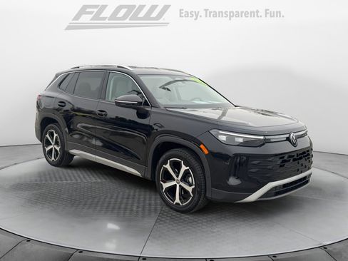 Certified 2025 Volkswagen Tiguan SE image 1