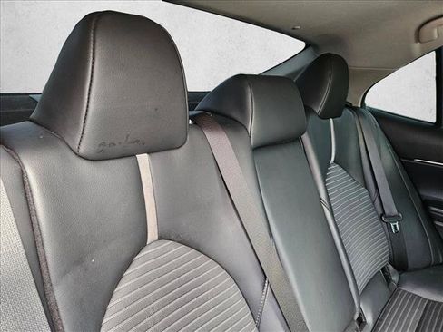 Used 2020 Toyota Camry SE FWD image 18