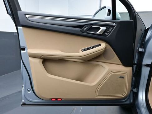Certified 2022 Porsche Macan AWD/4WD image 7