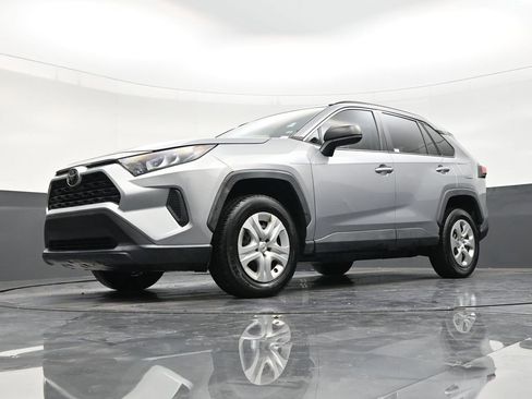 Used 2020 Toyota RAV4 LE FWD image 20