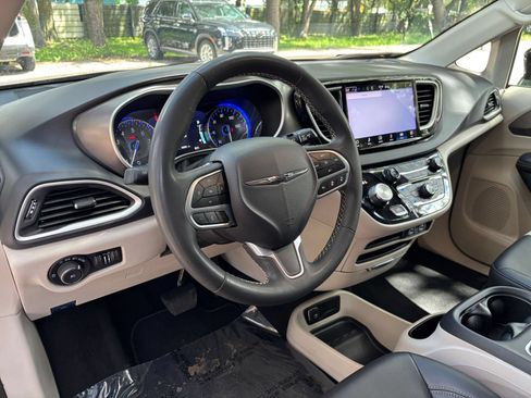 Used 2024 Chrysler Pacifica Touring-L FWD image 32