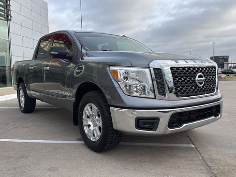 Used 2017 Nissan Titan SV image 4