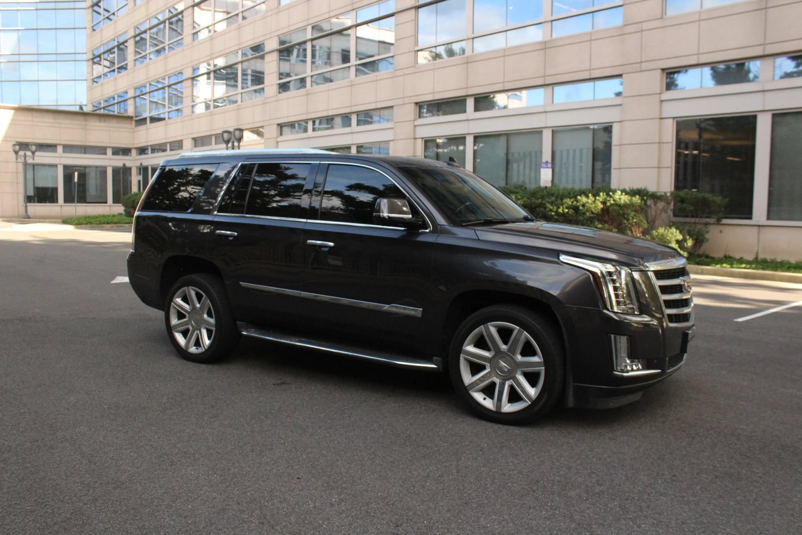 Used 2016 Cadillac Escalade Luxury AWD/4WD image 2