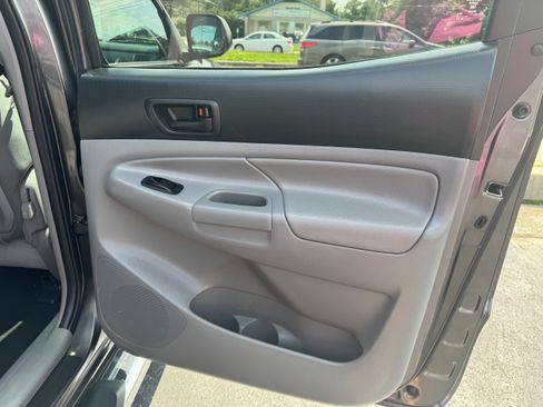 Used 2014 Toyota Tacoma 4x4 Double Cab w/ SR5 Package image 2