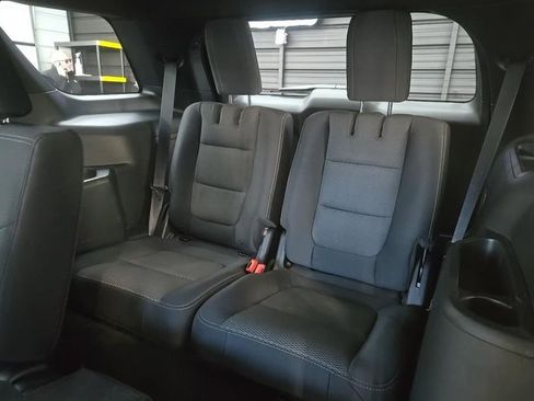 Used 2018 Ford Explorer XLT w/ Equipment Group 201A image 6